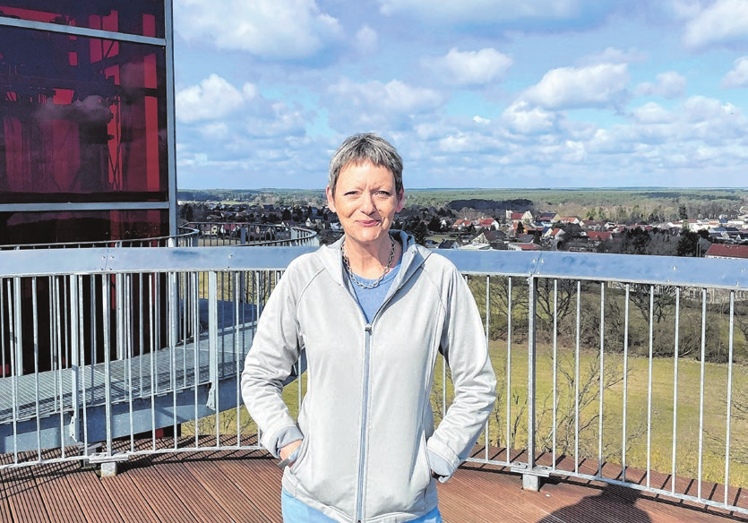 Genießt den Ausblick noch für sich allein: Wasserturm-Besitzerin Sarah Philipps freut sich auf zahlreiche Gäste in der Biorama-Jubiläumssaison.