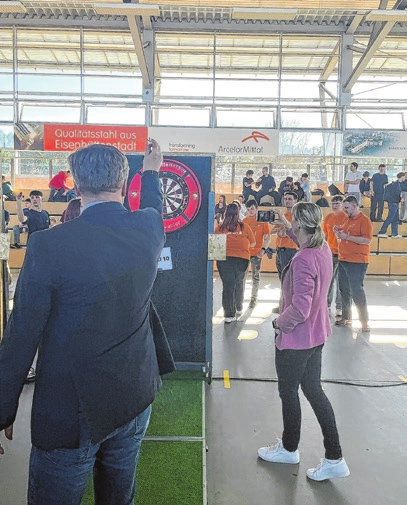 Landrat Frank Steffen zeigte beim Dartturnier, wie nah Politik, Wirtschaft und Nachwuchs zusammenkommen können. 