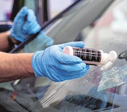 Knacks - ein Steinschlag im Glas muss nicht immer gleich den Austausch der ganzen Scheibe erfordern. Foto: Arno Burgi/dpa-mag