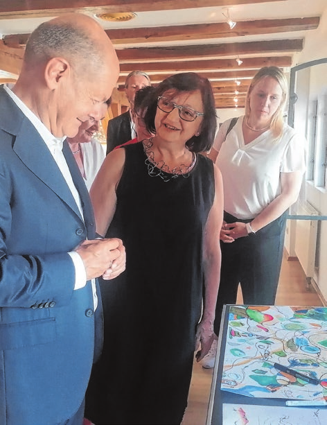 Der frühere Kanzler Olaf Scholz besuchte im August 2024 die Begegnungsstätte, hier im Gespräch mit Brigitte Cleemen, die zu dieser Zeit ihre Malereien zeigte.