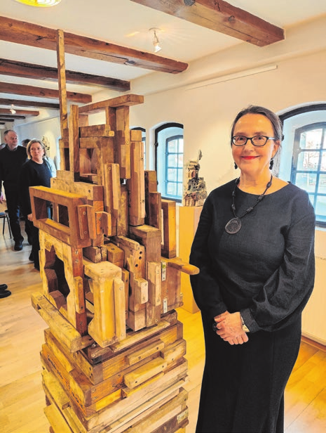 Sabine Heller zeigte im Februar 2025 eine interessante Ausstellung. Sie verarbeitete gebrauchte und einst für die Entsorgung gedachte Holzformen, in denen einst Fliesen gegossen wurden.