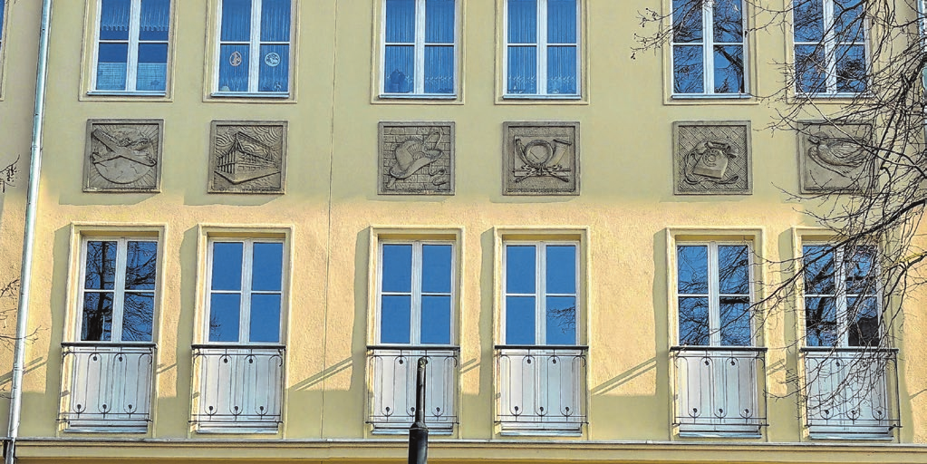 Liebevoll restauriert: die Fassade des alten Postamtes in Bad Freienwalde mit französischen Balkonen, schmiedeeisernem Schmuckgitter und sechs Reliefplatten mit Darstellungen zum Thema Post. Architekten bestätigen, dass das Gebäude stilistisch an die Baukultur der 1930er Jahre anknüpft und in seiner jetzigen Ausprägung typisch für die Architekturentwicklung in den Nachkriegsjahren der ehemaligen DDR sei.