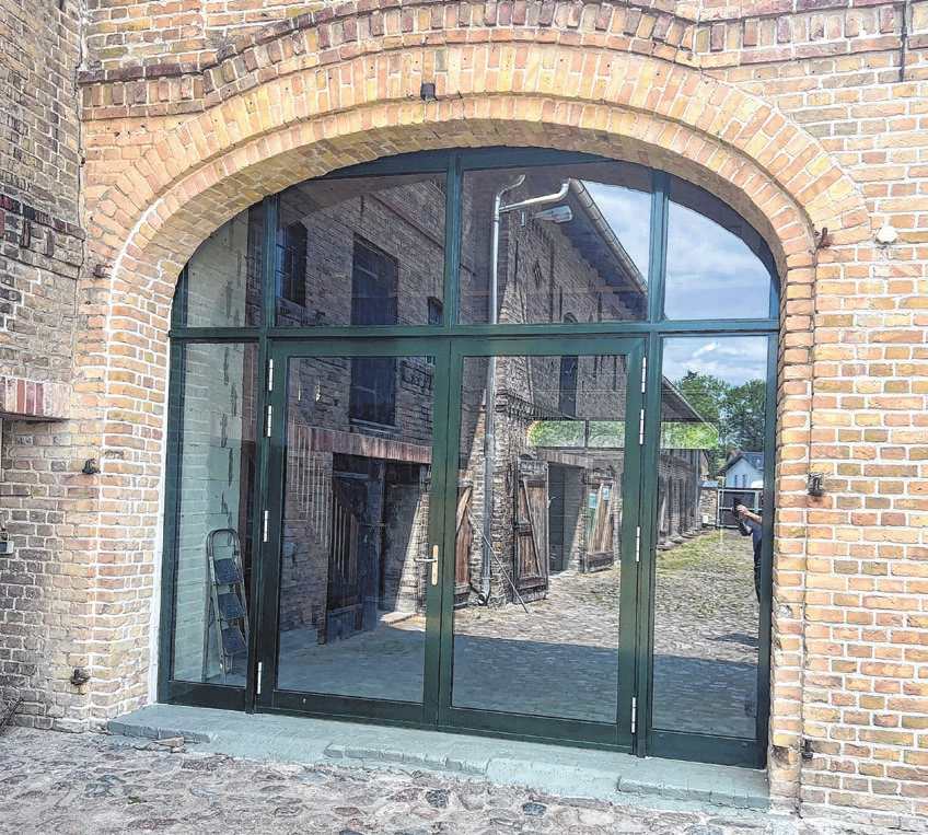 Individuelle Fenstergestaltung bei einem Privathaus in der Britzer Straße in Lichterfelde