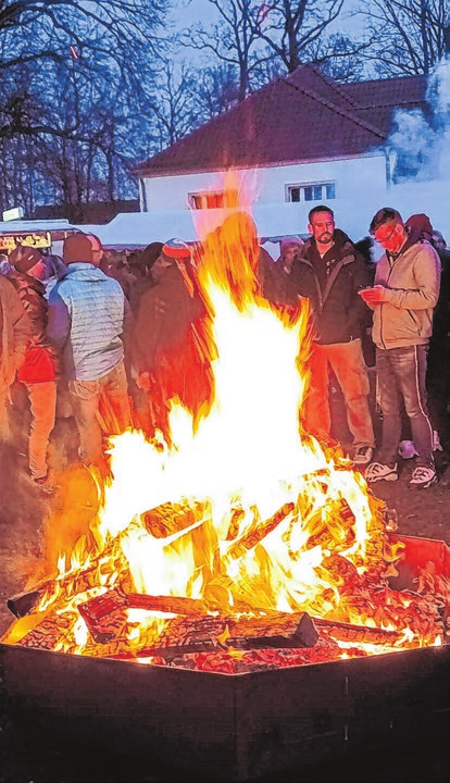Knistern, Glühen, Funkenflug - das Osterfeuer wird im Schützenpark (Jahnstraße) zum Mittelpunkt des Abends.