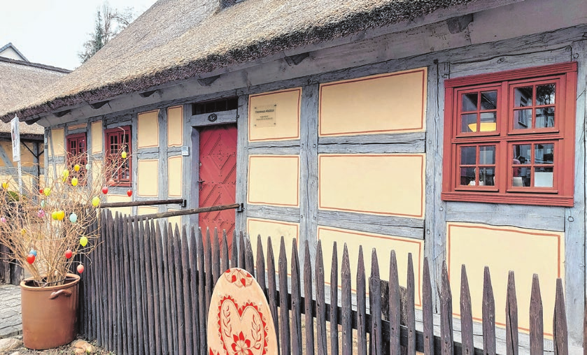 Idyllisch und traditionsreich: Im Strohhaus Neuzelle lädt die Ostereierausstellung Besucher zum Staunen und Entdecken ein.