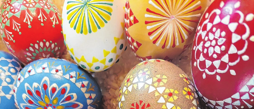 Filigrane Muster, leuchtende Farben: Die kunstvoll verzierten Ostereier sind das Herzstück der Ausstellung im Neuzeller Strohhaus.