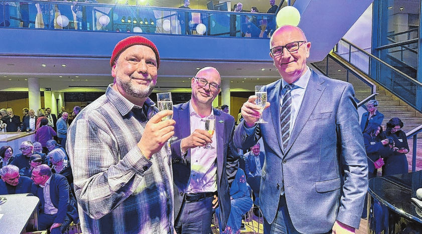 Florian Vogel, der Künstlerische Leiter des Kleist Forums, Frankfurts Oberbürgermeister Axel Strasser und Brandenburgs Ministerpräsident Dietmar Woidke (v.l.) stießen auf das 25-jährige Bestehen des Theaterhauses an. <span id="ibfz1">Foto: Holger Gregor</span>