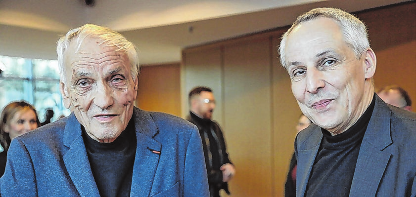 Unter den Gratulanten waren auch die Vorsitzende des Frankfurter Kulturausschusses Professor Dr. Brigitte Rieger-Jähner, die Architekten des Hauses Jörg und Klaus Springer, Kulturstaatssekretär Tobias Dünow, Frankfurts Oberbürgermeister Dr. Axel Strasser und Brandenburgs Minister für Arbeit, Soziales, Gesundheit und gesellschaftlichen Zusammenhalt René Wilke (v.l.). <span id="i03ql">Foto: Holger Gregor</span>