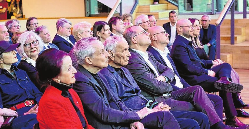 Die Architekten Klaus (I.) und Jörg Springer freuten sich, dass das Gebäude, das sie entworfen haben, zu einem lebendigen Theaterhaus geworden ist. Foto: Holger Gregor