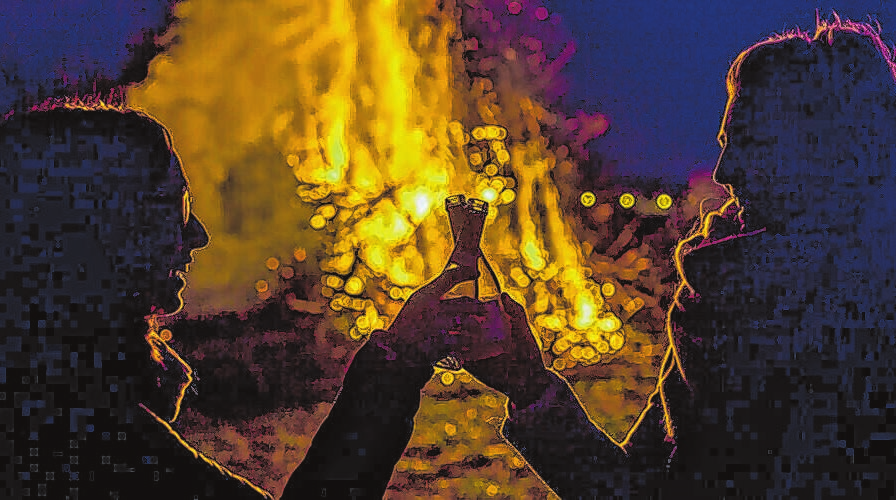 Osterfeuer entfalten eine ganz besondere Romantik: Man trifft sich mit Freunden, genießt das Knistern der Flammen, verabschiedet endgültig den Winter und stößt an auf das Erwachen der Natur und des Lebens. Foto: Archiv