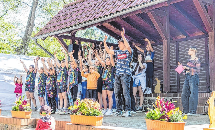 Hoch von den Sitzen: Wenn die Kinder auf der Freilichtbühne tanzen, dann steigt die Stimmung.