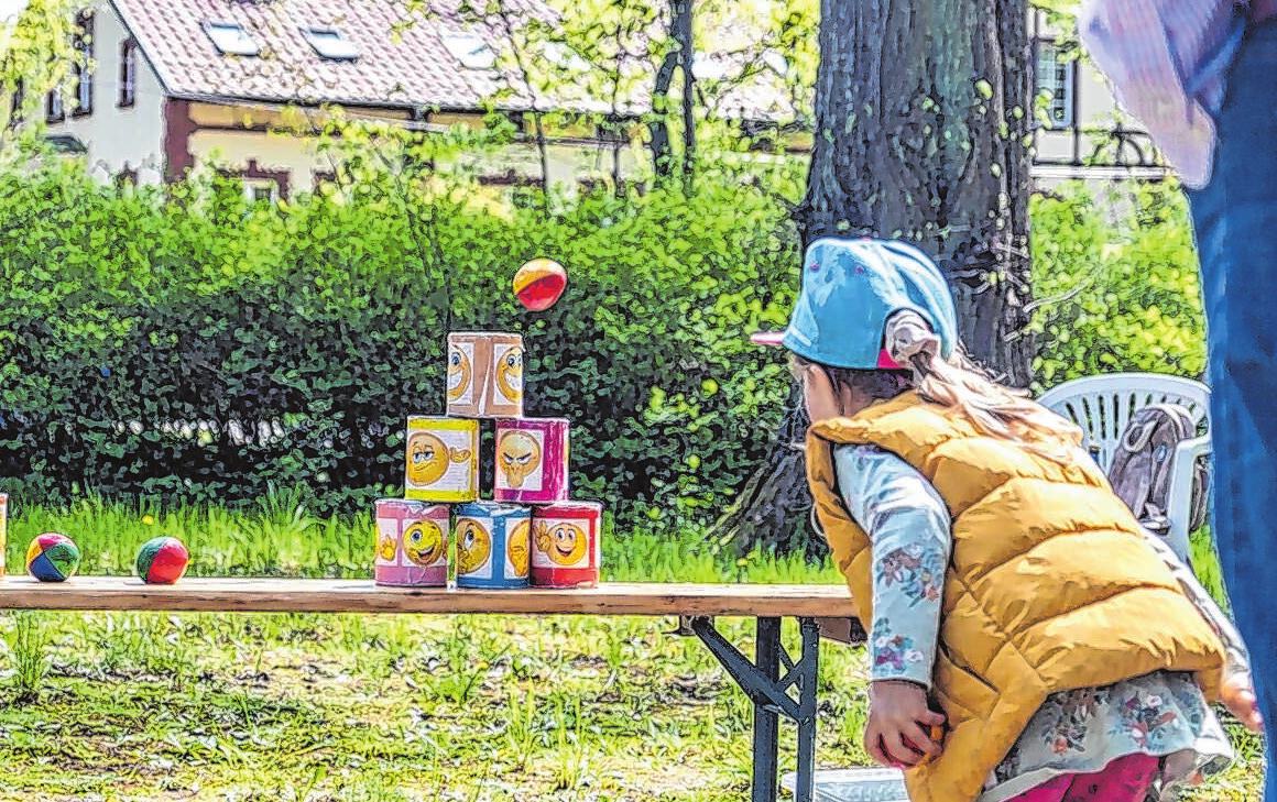 Ob das ein Treffer wird? Auch in diesem Jahr sind an den Spielstationen Zielgenauigkeit, Geduld und Konzentration gefragt. Und Spaß macht's dank einer großen Vielfalt an Angeboten auch noch! Für die Stärkung hinterher gibt's natürlich ebenfalls etwas.