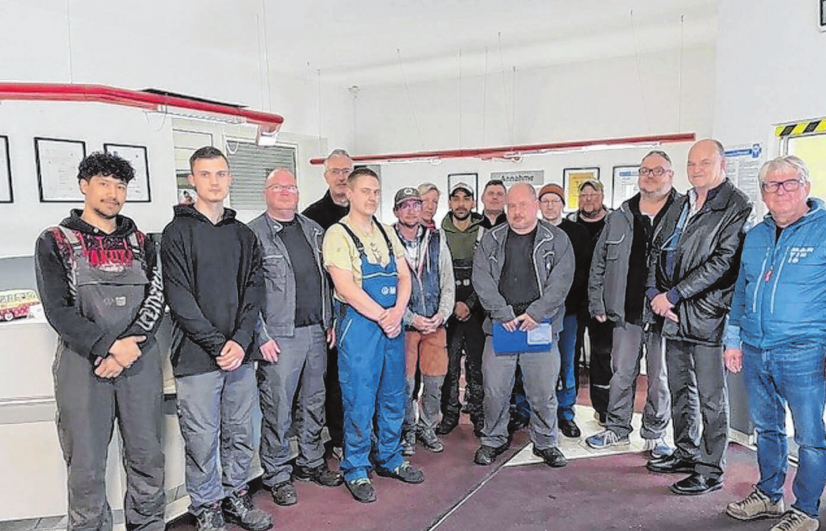 Das Team des Autohauses Philipp: Geschäftsführer Olaf Linstädt (3.v.r.) und ehemaliger Geschäftsführer Jens Philipp (2.v.r.) gemeinsam mit Mitarbeitern aus Werkstatt, Service und Verkauf