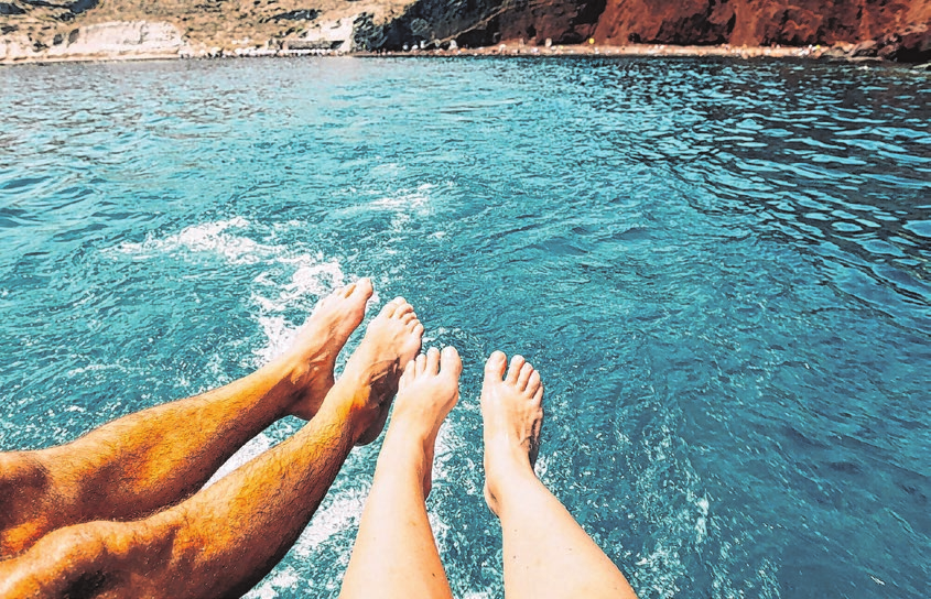 Barfuß am Meer? Klingt nach einem Plan für die Osterferien. Foto: Gemma Ferrando/Westend61/dpa-mag