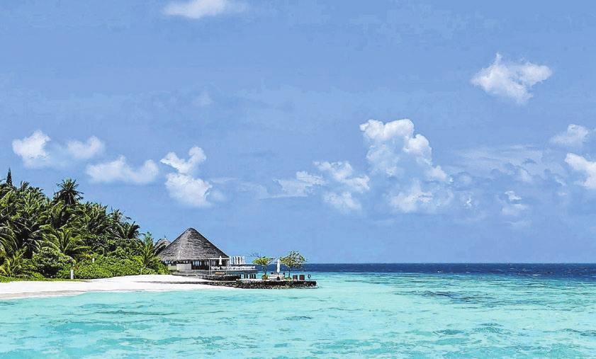 Türkises Wasser, blauer Himmel, weißer Sand: Die Malediven sind eines der klassischen Fernreiseziele. Foto: Bernhard Krieger/dpa