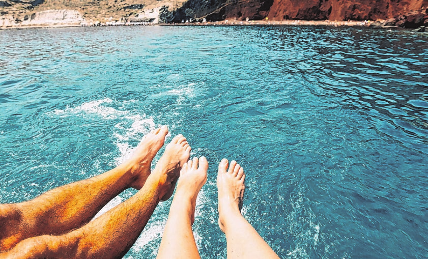 Barfuß am Meer? Klingt nach einem Plan für die Osterferien. Foto: Gemma Ferrando/Westend61/dpa-mag