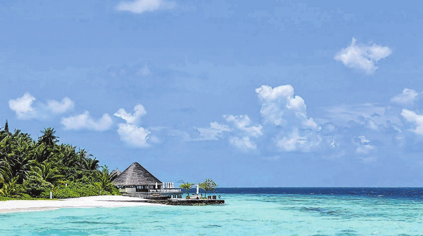 Türkises Wasser, blauer Himmel, weißer Sand: Die Malediven sind eines der klassischen Fernreiseziele. Foto: Bernhard Krieger/dpa