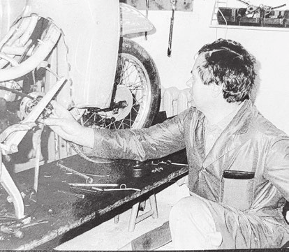 Siegfried Stannek mit dem ersten Kundenmoped, einer Schwalbe, am 2. Mai 1986. Foto: privat