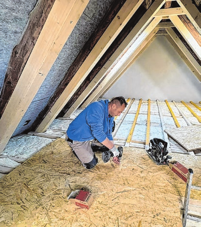 Michael fertigt und montiert Bauelemente aus Holz - von Fenstern und Türen bis hin zu tragenden Konstruktionen.