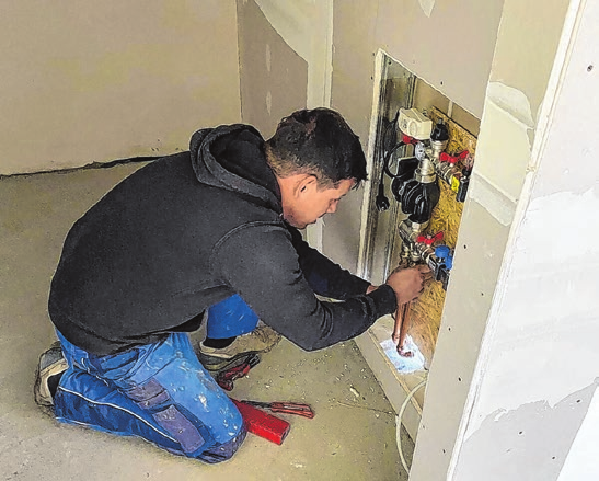 Florian bringt Komfort ins Haus: Vom Bad bis zur Leitung installiert er alles, was Wasser zuverlässig dorthin bringt, wo es gebraucht wird.
