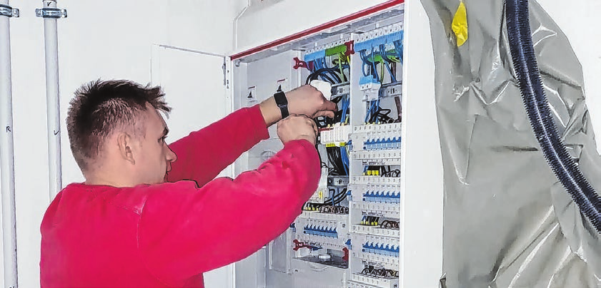 Jarek sorgt dafür, dass alles läuft: Er installiert, verdrahtet und prüft die gesamte Elektroverteilung - für eine sichere Stromversorgung im Haus.