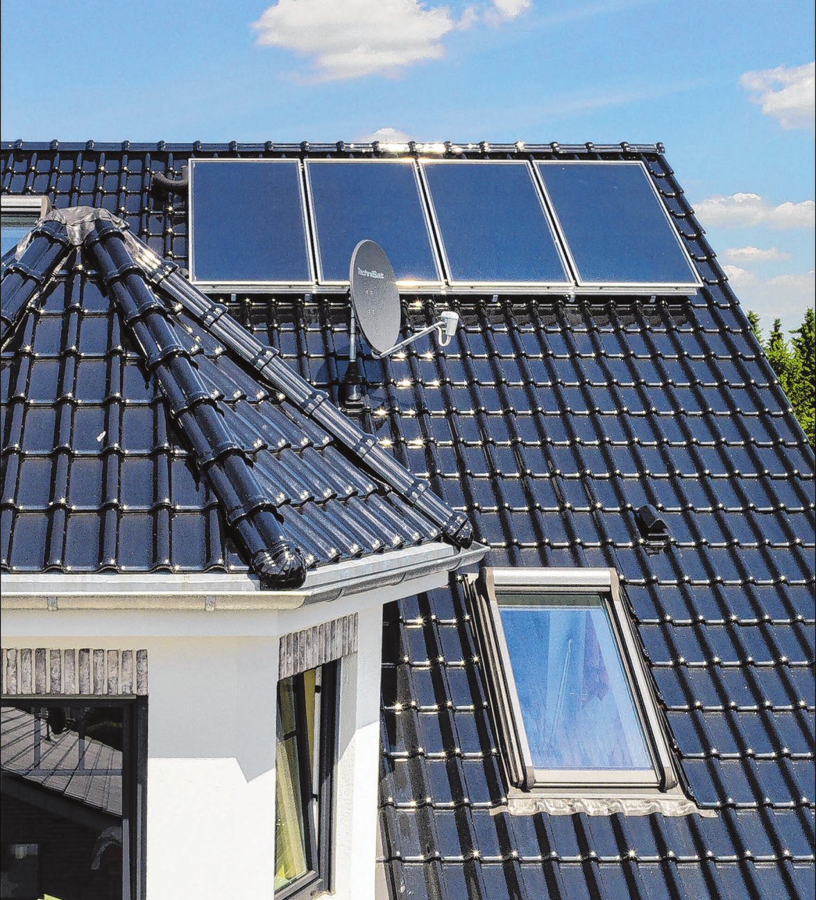 Solarmodule senken den Heizenergiebedarf des Eigenheims. In Kombination mit natürlichen Tondachziegeln können Hausbesitzer sicher sein, Langlebigkeit und Klimaschutz optimal kombiniert zu haben. Foto: Laumans/txn