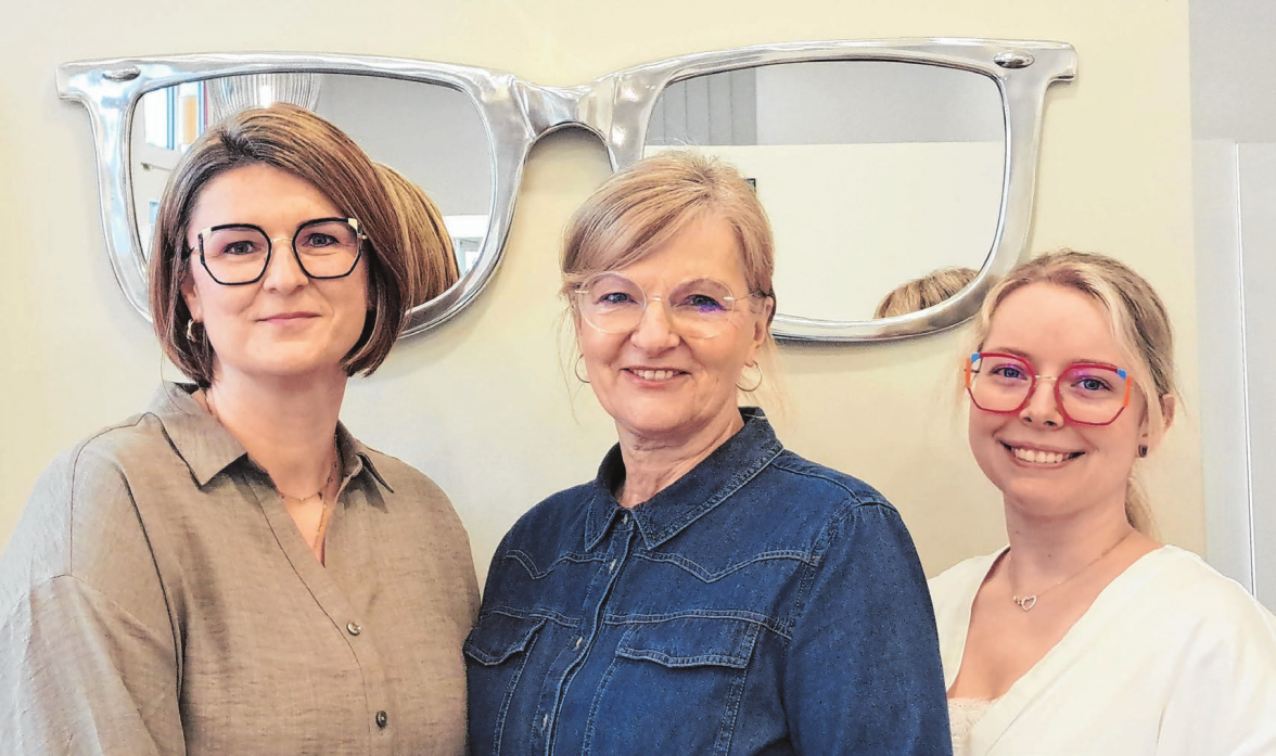 Das Team von Optik Brandel (von links): Vivien Weißer, Anett Brandel und Maja Wessalowski. Alle drei sind inzwischen Augenoptiker-Meisterinnen. In der eigenen Werkstatt werden die Brillen auch individuell auf die Kunden angepasst.