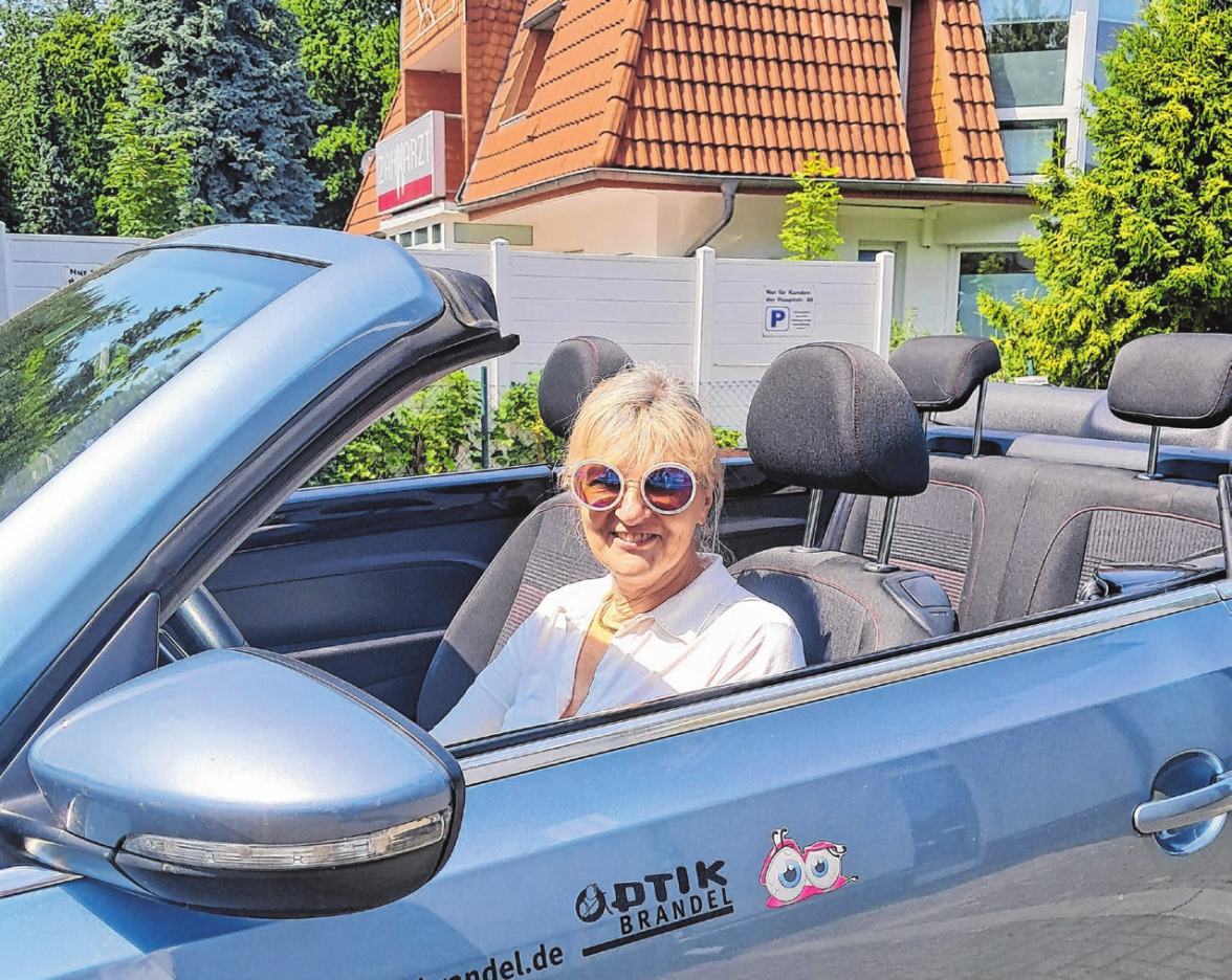 Anett Brandel oder eine ihrer Kolleginnen besuchen auch Kunden in Pflegeeinrichtungen und zu Hause, wenn sie in ihrer Mobilität eingeschränkt sind. Fotos (3): Optik Brandel