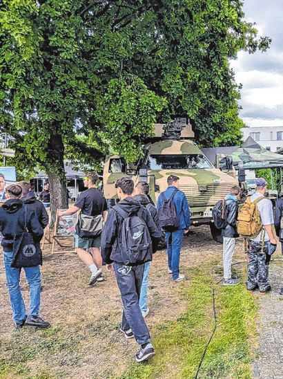 Die Bundeswehr ist im Außenbereich mit vertreten. Zivile und militärische Karrierechancen stoßen aktuell auf wachsendes Interesse, zumal im benachbarten Strausberg ein großer Standort beheimatet ist.