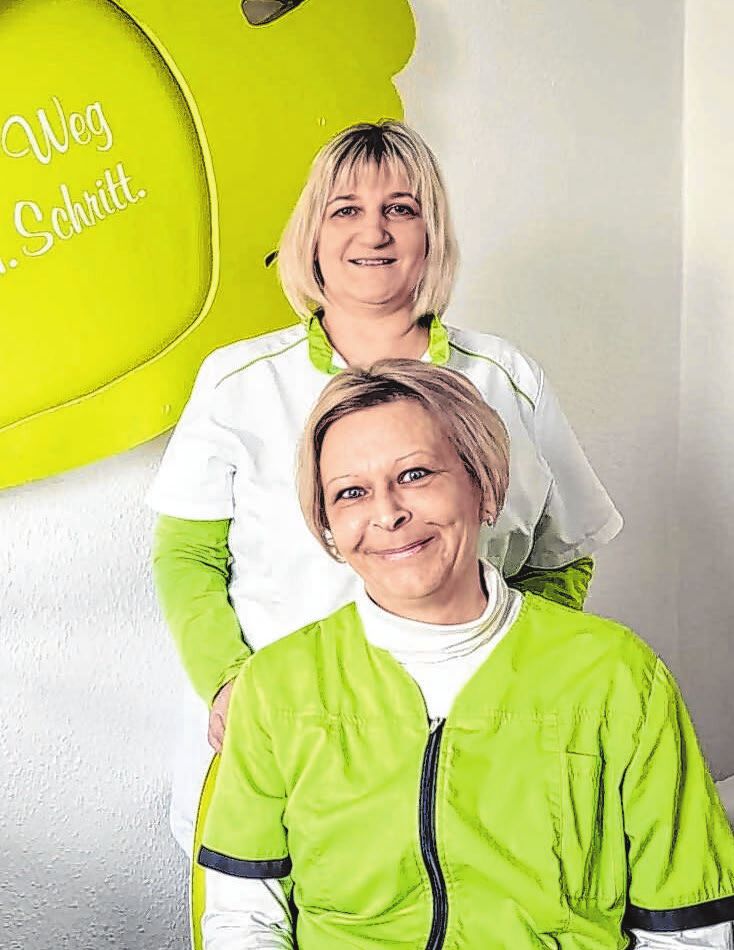 Manuela Teichmann (hinten) und Mitarbeiterin Bianca in ihrer Praxis in Eisenhüttenstadt
