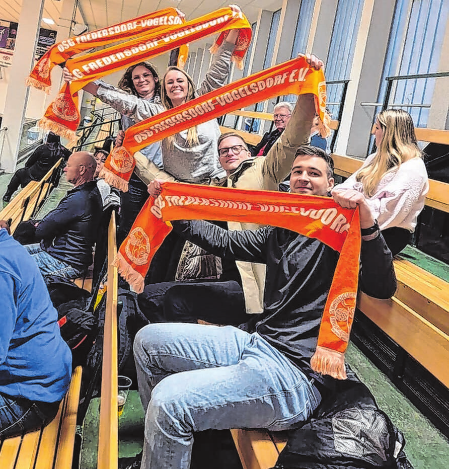 Aktive Fan-Kultur (hier bei einem Auswärtsspiel): Nicht nur auf dem Feld, auch daneben zählt der Zusammenhalt - die OSG lebt vom Miteinander.