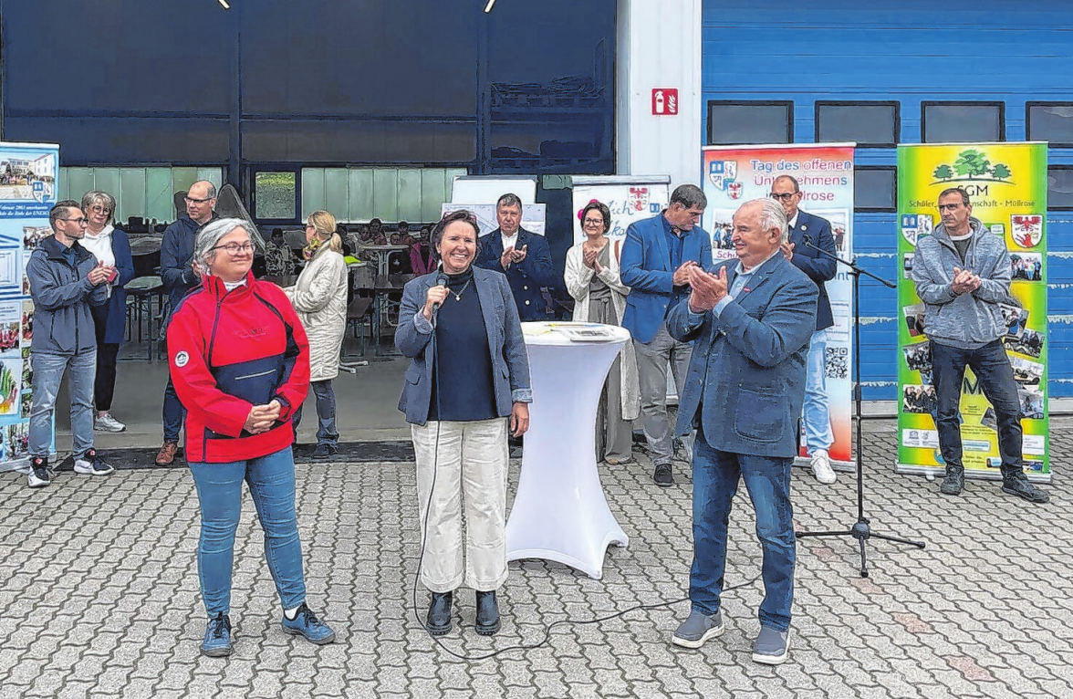 V.I.n.r.: Die verantwortliche Kollegin der GOS Müllrose, die alle Fäden zusammenhält, Peggy Fröhlich; Schulleiterin Katja Fritzke und Schirmherr Ulrich Zimmer eröffneten gemeinsam den 18. Tag des offenen Unternehmens. Seit vielen Jahren engagieren sich Schule und Wirtschaft Hand in Hand für die Berufsorientierung junger Menschen in der Region.