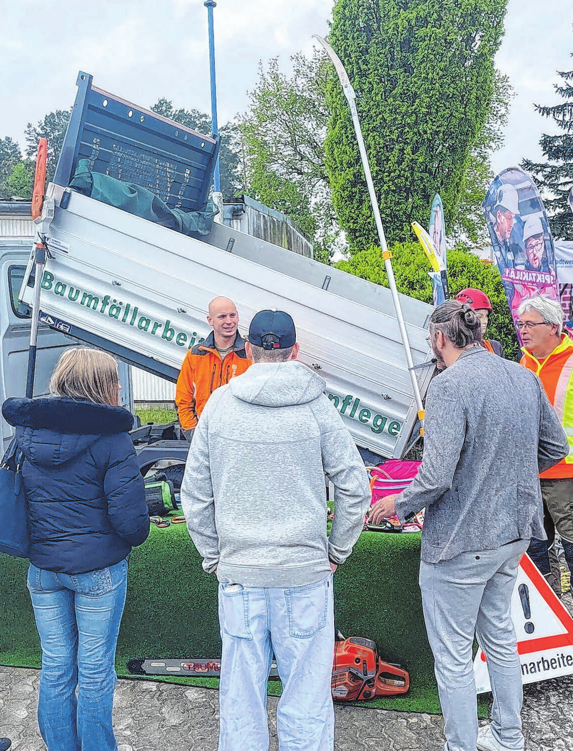 Wie vielseitig die Arbeit in der Baumfällung und Landschaftspflege ist, zeigte das Team von Torsten Kühl im direkten Austausch mit den Jugendlichen vor Ort.