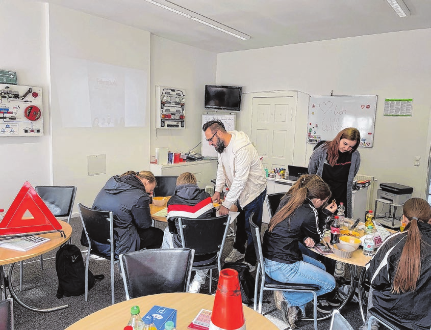 Nicht nur Theorie pauken: In den Räumen der Fahrschule Pintschovius konnten die Schüler praxisnah in verschiedene Themen rund um den Straßenverkehr eintauchen.