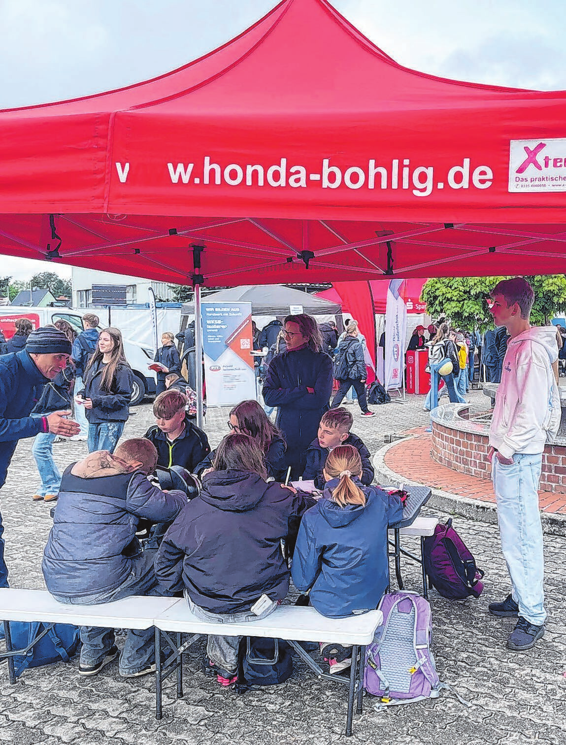 Unter dem Zelt von Honda Bohlig wurde gerechnet, gerätselt und diskutiert – ein Treffpunkt für neugierige Jugendliche mitten im bunten Messetrubel.