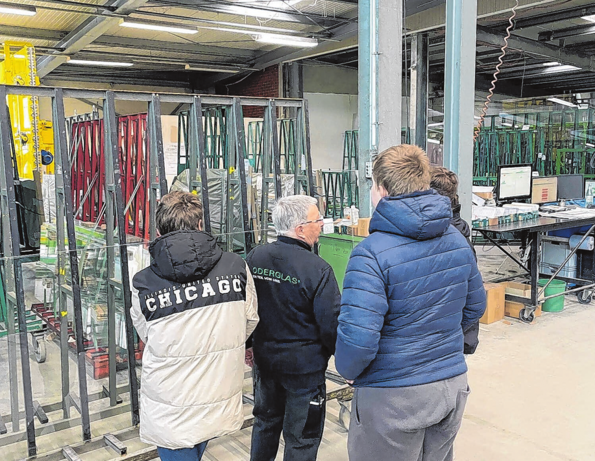 Bei ODERGLAS erhielten die Jugendlichen spannende Einblicke in die Glasproduktion und erfuhren, wie aus großen Scheiben passgenaue Produkte entstehen.
