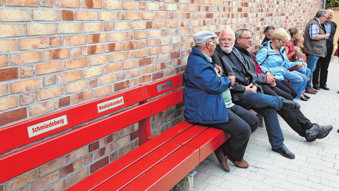 „Bitte Platz nehmen!“: Die rund 20 Meter lange Bürgerbank in typischem Angermünder Rot soll symbolisch den Zusammenhalt von Stadt und Ortsteilen markieren. Foto: Christina Schmidt