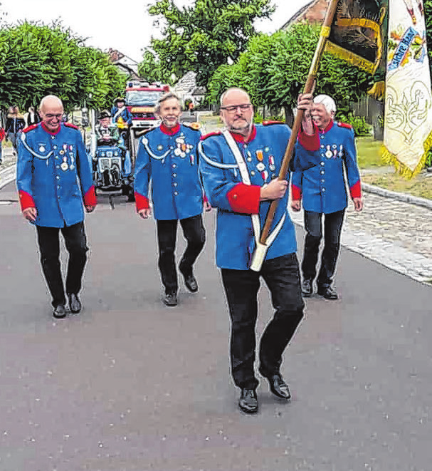 Die Schützen tragen stolz ihre Uniform.