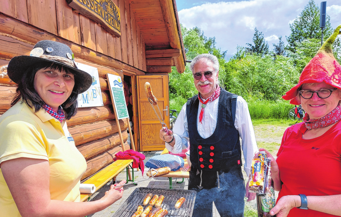 Flößerinnen und Flößer vom Verein am Grill (v.l.): Vereinschefin Ramona Berger, Klaus Eisermann und Birgit Wruck freuen sich sehr auf das Flößerfest. Foto: saschu