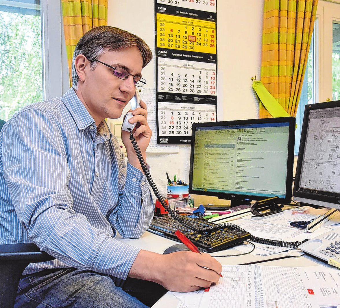 Verantwortlich für die Elektroplanung ist Ingenieur Jörn Kranz. Hier, an seinem Arbeitsplatz, hat er alle Hände voll zu tun.
