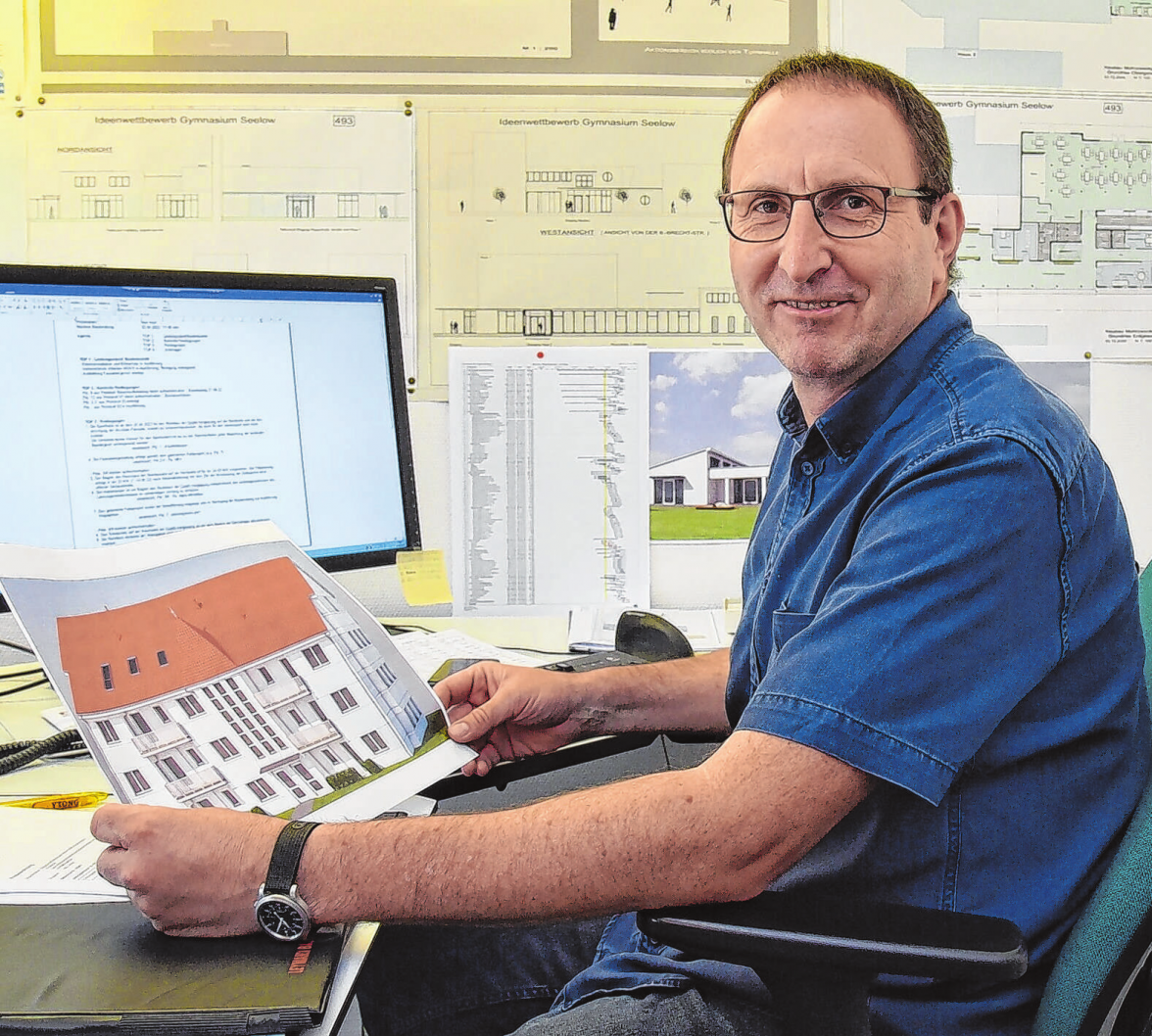 Bauleiter Torsten Horn an der der Projektansicht neuen Wohnhausanlage in der Breiten Straße in Seelow