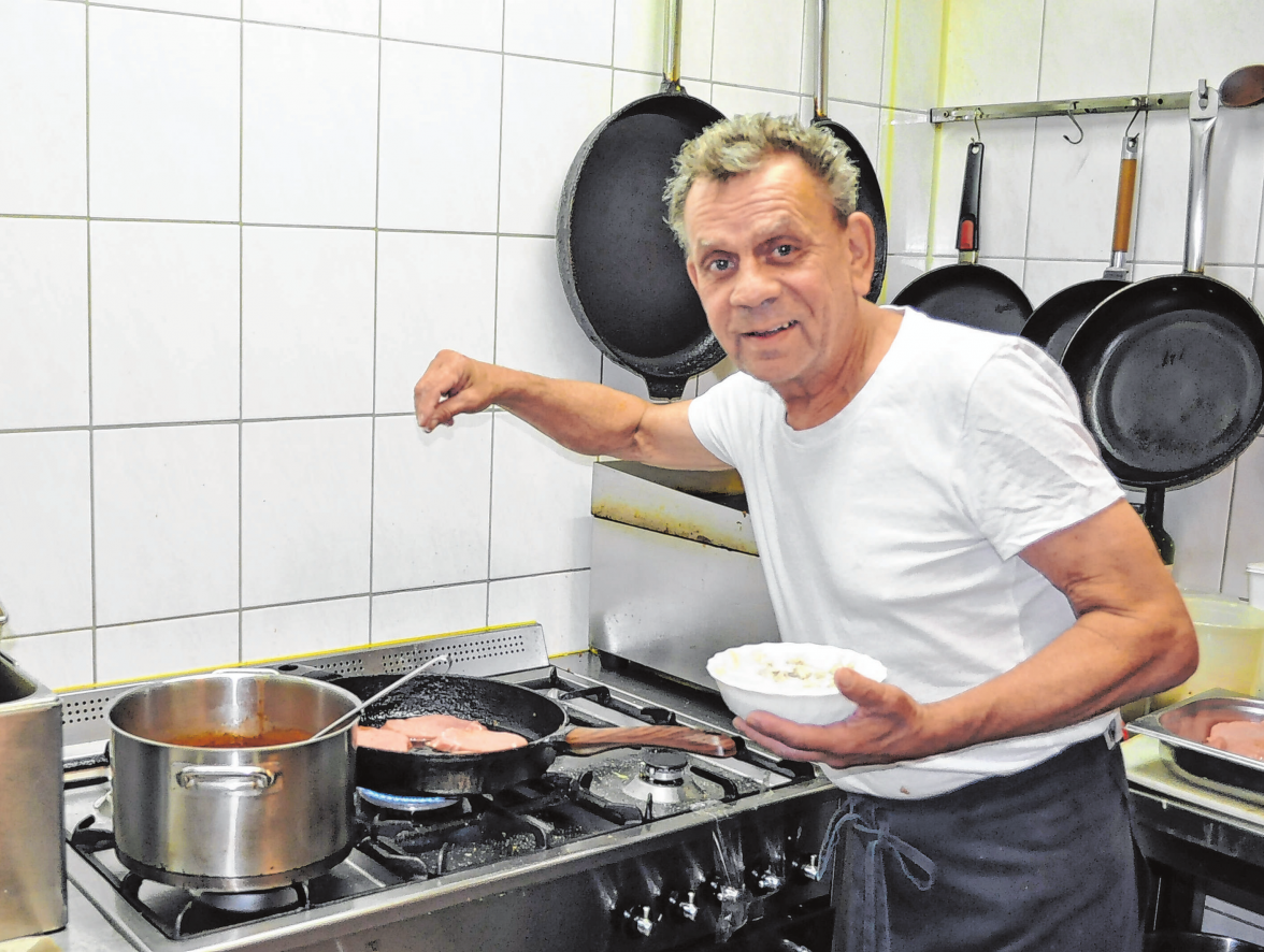 Oliver Suckrow in seinem Element: An Töpfen, Pfannen und mit einem großen Backofen zauberte er aus frisch eingekauften Waren örtlicher Anbieter und Produzenten leckere Speisen - "wie bei Muttern".