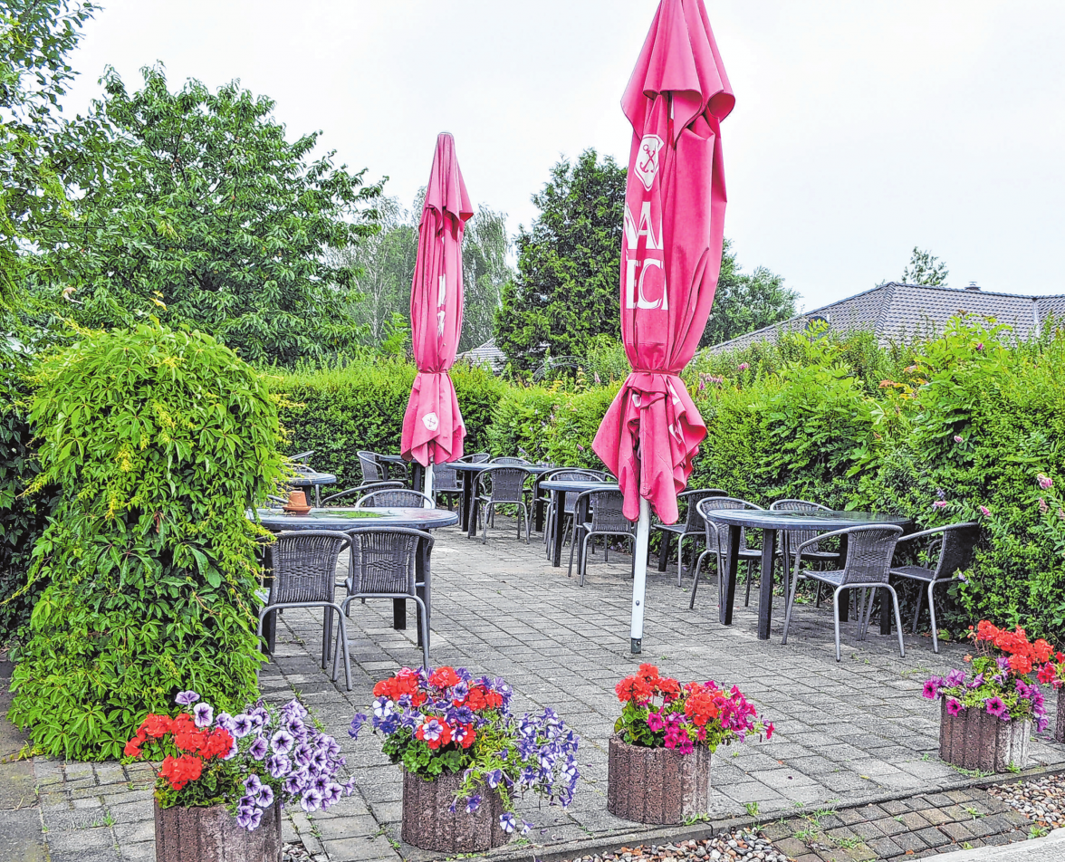 Auf den Sommer eingestellt: An der Dolgeliner Brutzelstube kann man jetzt auch prima im Freien pausieren, wenn es nicht gerade regnet...