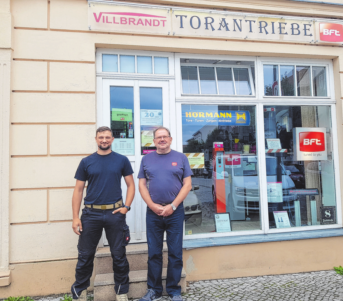 Das Team von VILLBRANDT Torantriebe freut sich auf viele Gäste. Vor dem Laden in der Poststraße 8 wartet eine Hüpfburg auf kleine Besucher und es werden diverse Antriebe ausgestellt und Beratungen, auch zum Thema Sicherheit für Haus und Hof, angeboten. Unter den Interessenten wird ein Rabattgutschein von 100 Euro für den nächsten Einkauf oder Service verlost. Foto: Anja Buchholz