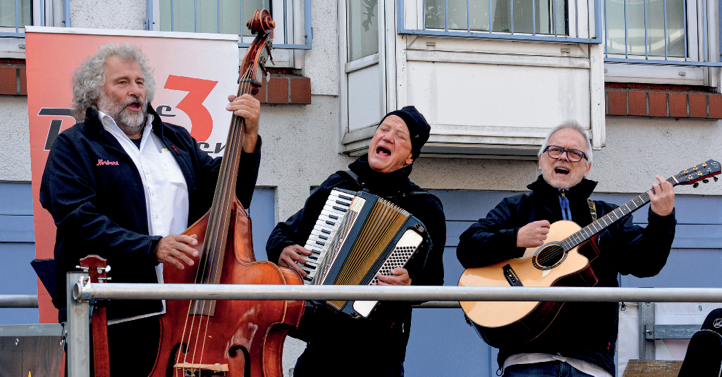 Zahlreiche liebevoll dekorierte Stände laden zum Schlendern, Stöbern und Genießen ein. Ob Kunsthandwerk, herbstliche Dekorationen oder regionale Spezialitäten - hier findet jeder Besucher etwas Besonderes. „Die 3Richtigen“ sorgen wieder für Stimmung.