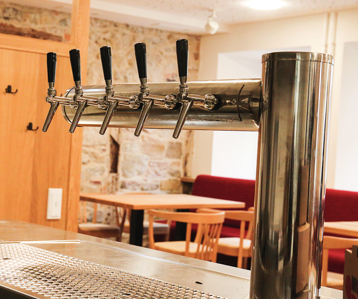 Die fünf Zapfhähne stehen für die große Auswahl an „Bier vom Fass“.