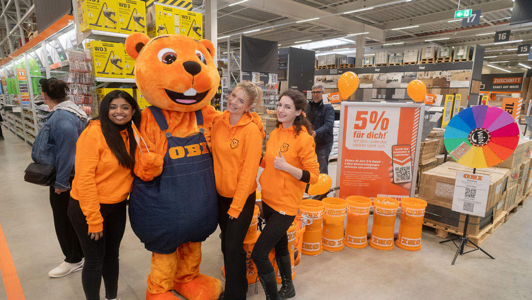 Jenane Jayachanderan, Lisa Lehmann und Carolin Niemeier (v. li.) mit dem OBI-Biber.