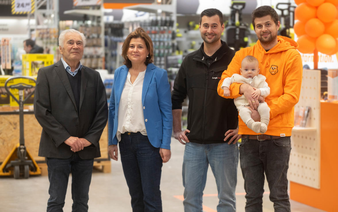 Sind stolz auf den neuen Markt: Bruno Kirschbaum, Nezihe Kirschbaum, Daniel Kirschbaum und David Kirschbaum mit Sohn Bruno (v. li.).