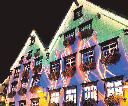 Gutermann'sche Häuser: Fantasievolle Illuminationen und coole Autos - vom Autohaus Munding.