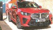 Nach dem Umzug von Optik-Fielmann warten die Gutermann'schen Häuser auf Ihre neue Nutzung. Diese Chance nutzt das Autohaus Munding und reservierte die Fassade bzw. die Fläche vor dem Haus/Rathausplatz für eine bunte Präsentation! Die Fassade wird illuminiert und topaktuelle Autos - BMW iX2 und Mini Countryman - werden sicherlich für leuchtende Augen sorgen.